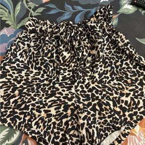 Sz 20 Eloquii leopard shorts with tie belt.